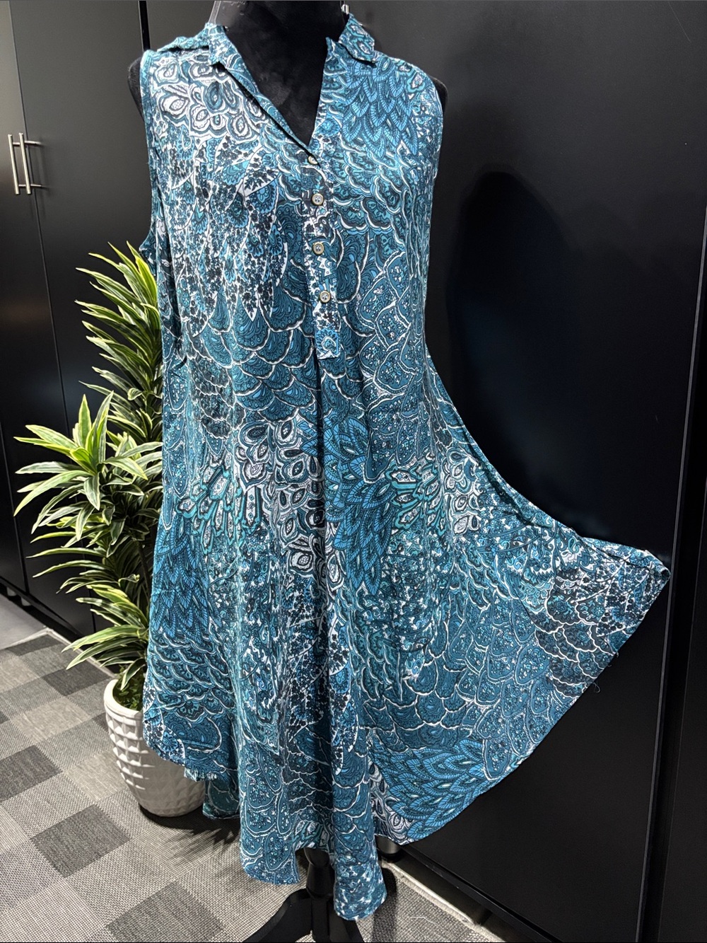 Exist Teal Peacock Sleeveless button front,collar,flowy,curved hem